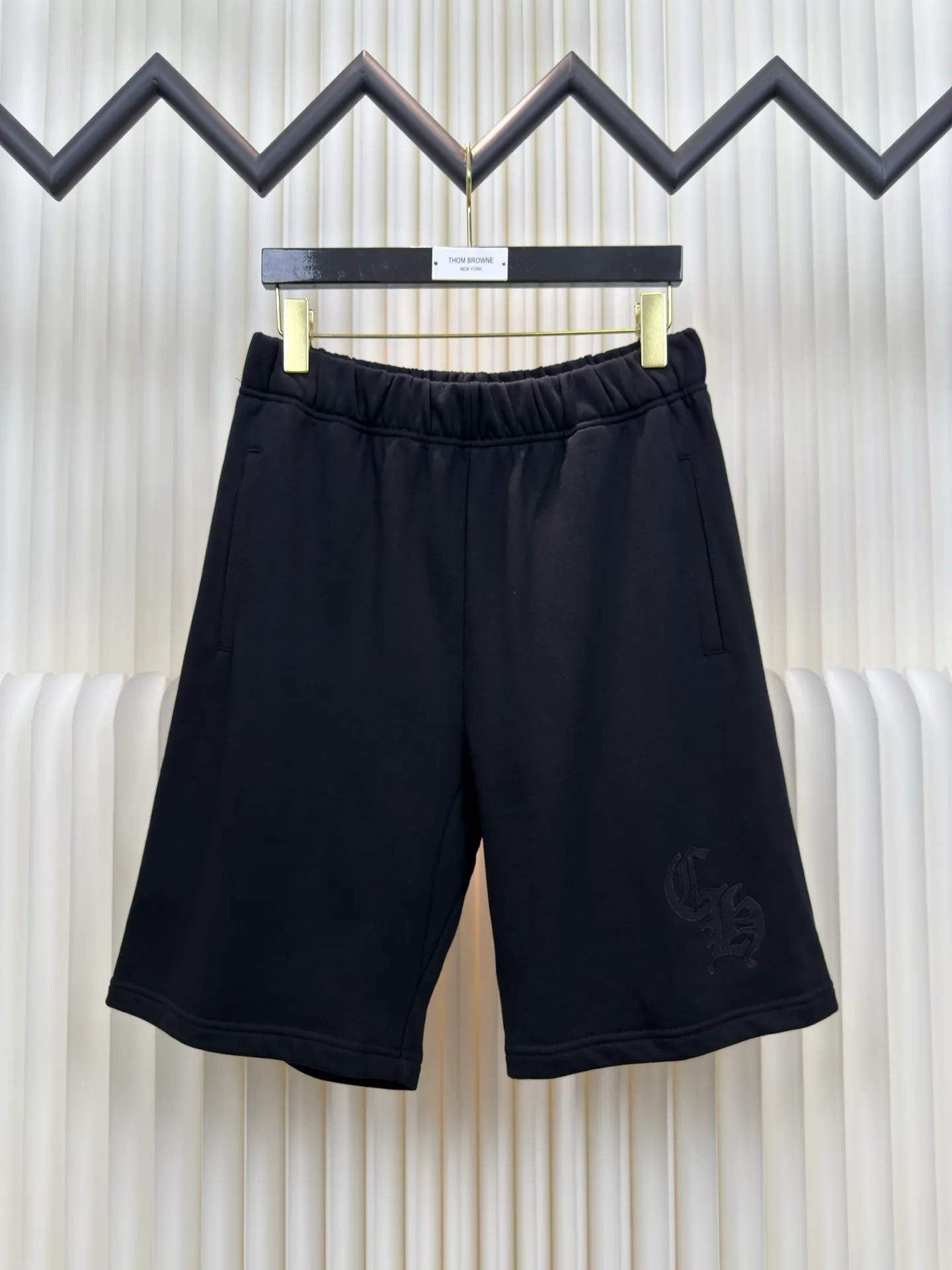 P290 Chrome Hearts floral gray Sanskrit logo shorts. Authentic version - physical counter - top luxury quality. 🆚Instant sale of all versions on the market. Custom dyed floral gray fabric according to YB. The price of floral gray fabric is extremely high. There is no stock in the market. The embroidery uses imported embroidery. Customized scroll hardware and accessories. Size S M L